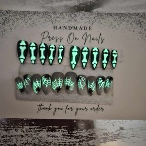 Glow-in-the-Dark Spider Web Press On Nails